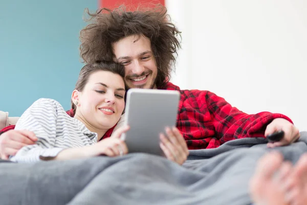 Casal relaxante em casa com computadores tablet — Fotografia de Stock