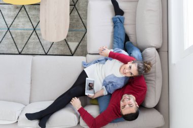 evde tablet bilgisayarlar ile rahatlatıcı Çift