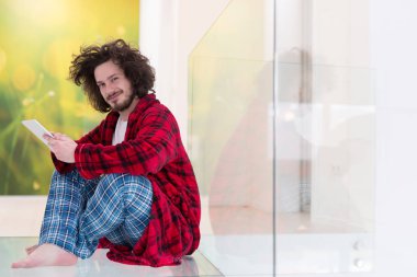 tablet bilgisayar kullanarak genç serbest meslek