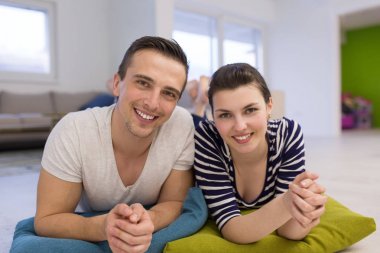 Evde yerde yatan bir çift.