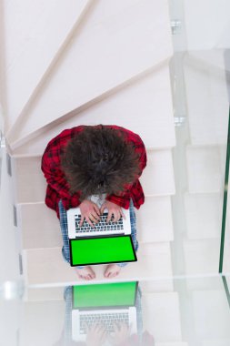 Freelancer bornoz çalışan ev içinde