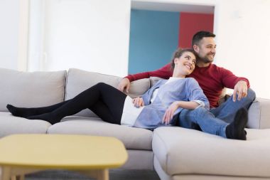 Kaç sarılma ve kanepede rahatlatıcı