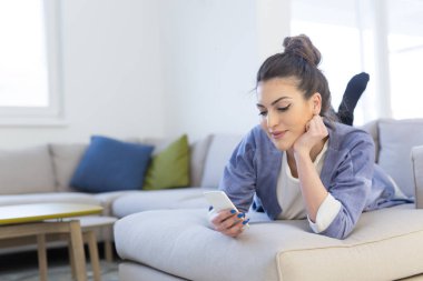 Cep telefonu kullanan kadın