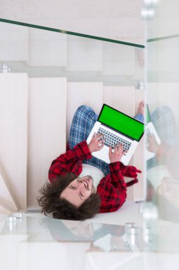 Freelancer bornoz çalışan ev içinde