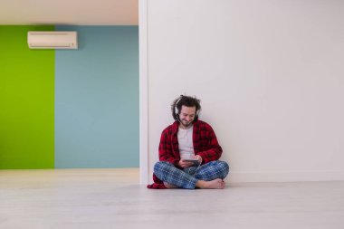 genç adam kulaklık aracılığıyla müzik keyfi