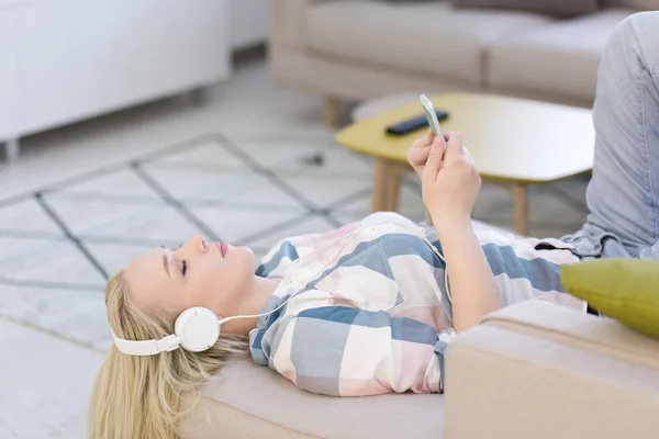 Chica disfrutando de la música a través de auriculares — Foto de Stock