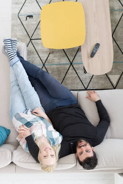 Üstten Görünüm televizyon izlerken koltukta genç Çift