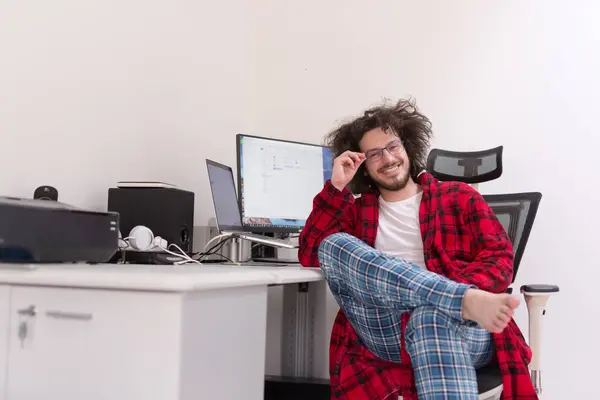 Grafico in accappatoio di lavoro a casa — Foto Stock