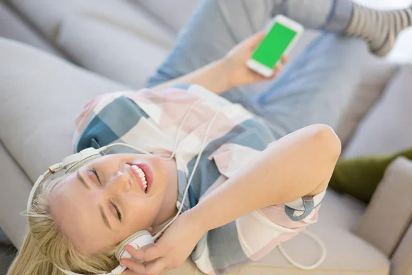 Chica disfrutando de la música a través de auriculares —  Fotos de Stock
