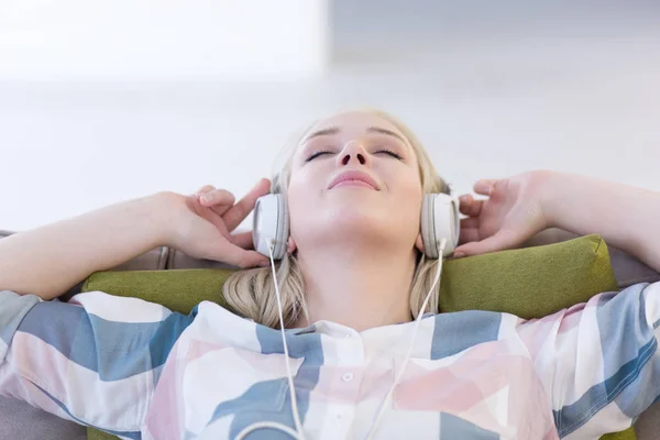 헤드폰을 통해 여자 즐기는 음악 — 스톡 사진