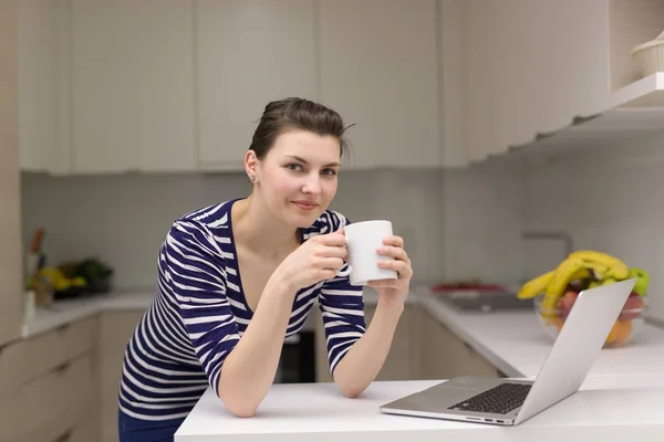 Vrouw drinken koffie genieten van ontspannen levensstijl — Stockfoto
