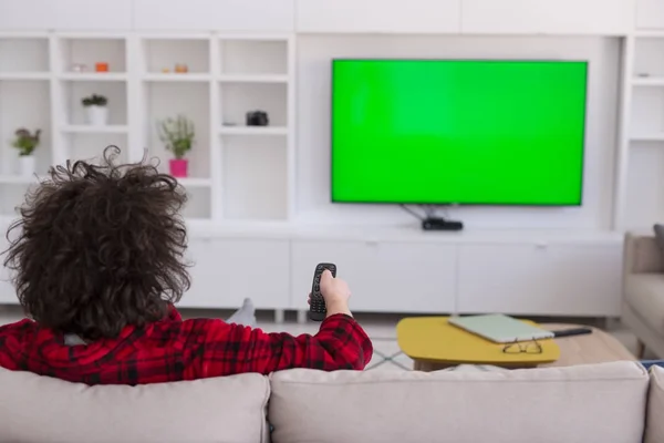 Jonge man in badjas genieten van vrije tijd — Stockfoto