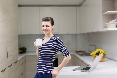 kahve zevk rahatlatıcı yaşam tarzı içme kadın