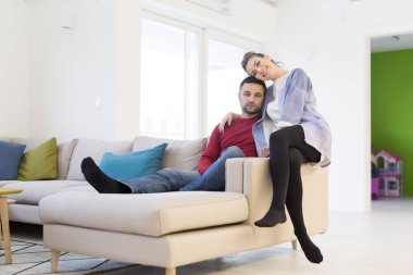 Kaç sarılma ve kanepede rahatlatıcı