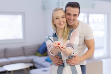 Çift gösteren küçük kırmızı evde eller