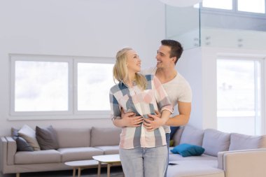 iki yeni evlerinde sarılma