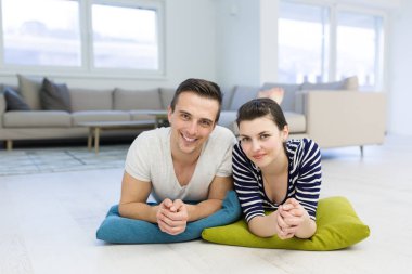 Evde yerde yatan bir çift.