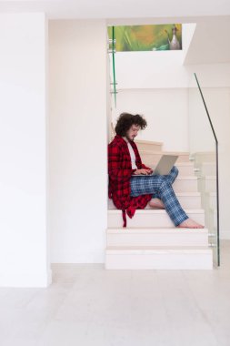 Freelancer bornoz çalışan ev içinde
