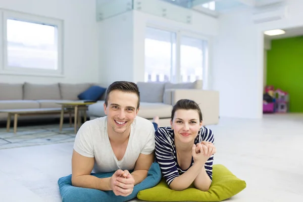 Casal deitado no chão em casa — Fotografia de Stock