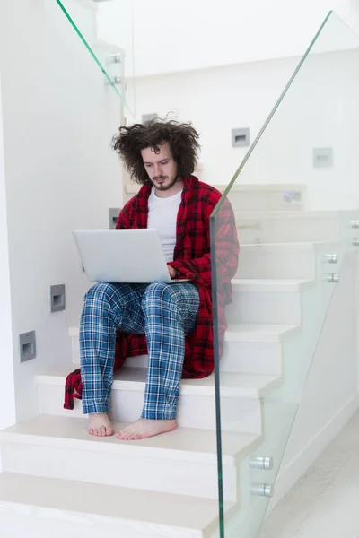 Freelancer en albornoz trabajando desde casa — Foto de Stock
