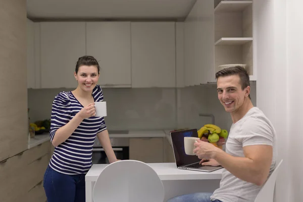 Couple with laptop computer enjoying morning — Stock Photo, Image