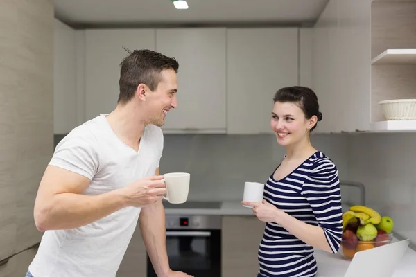 Casal com computador portátil desfrutando manhã — Fotografia de Stock