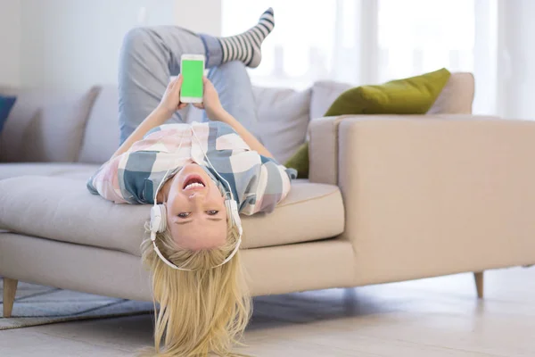 Menina apreciando música através de fones de ouvido — Fotografia de Stock