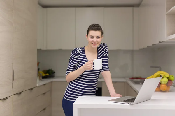 Vrouw drinken koffie genieten van ontspannen levensstijl — Stockfoto