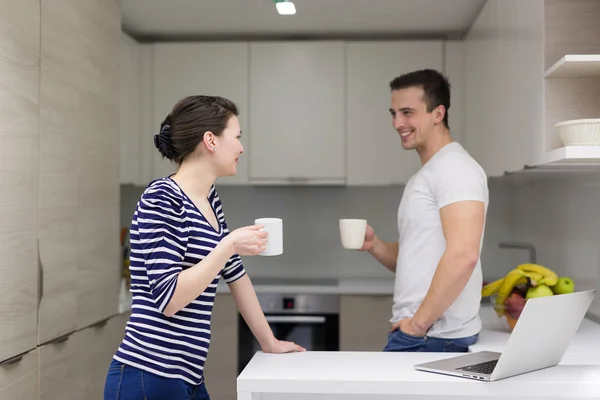 Casal com computador portátil desfrutando manhã — Fotografia de Stock