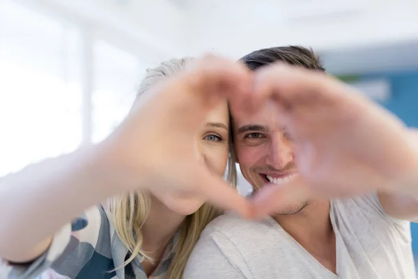 Pareja haciendo corazón con las manos —  Fotos de Stock