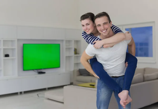 Bonito homem piggybacking seu namorada — Fotografia de Stock