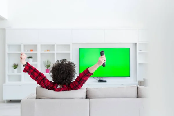 Hombre joven en albornoz disfrutando del tiempo libre — Foto de Stock