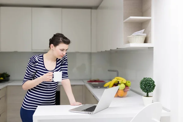 Kvinna som dricker kaffe njuter av avkopplande livsstil — Stockfoto