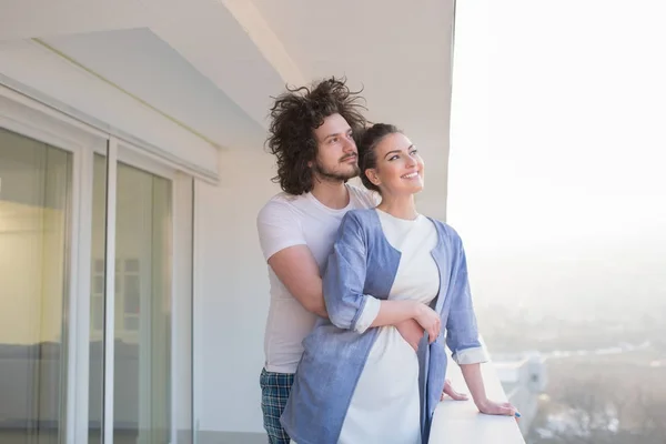 Casal abraçando na varanda — Fotografia de Stock