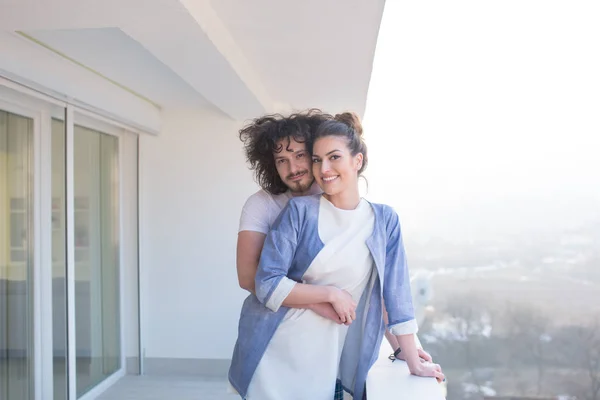 Para przytulanie na balkonie — Zdjęcie stockowe
