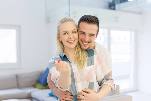 Pareja mostrando pequeña casa roja en las manos — Foto de Stock