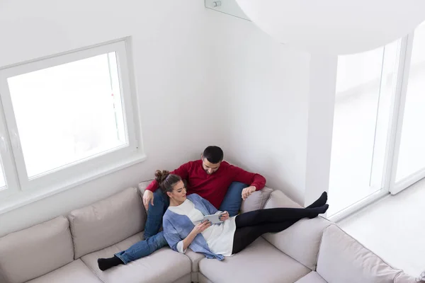 Casal relaxante em casa com computadores tablet — Fotografia de Stock