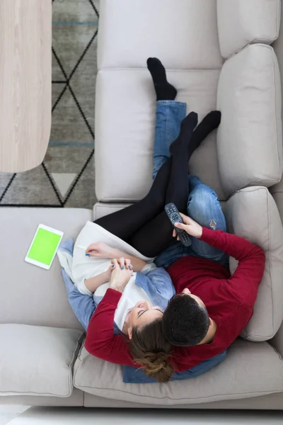 Jeune couple sur le canapé regarder la télévision vue du dessus — Photo