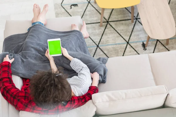 Casal relaxante em casa com computadores tablet — Fotografia de Stock