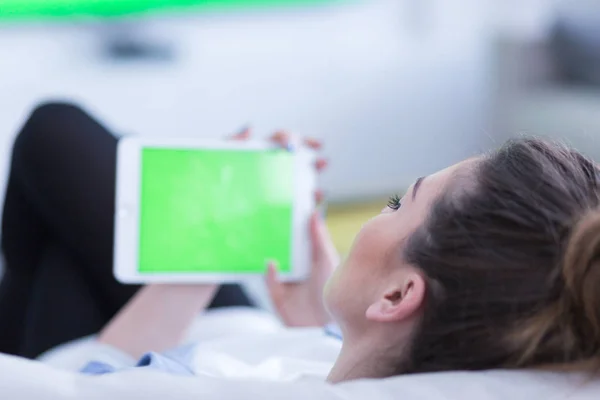 Mujer en el sofá usando tableta — Foto de Stock