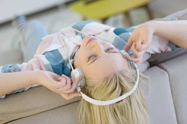 Chica disfrutando de la música a través de auriculares — Foto de Stock