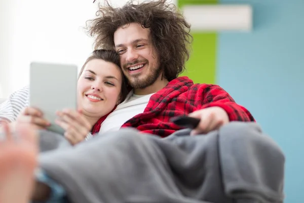 Casal relaxante em casa com computadores tablet — Fotografia de Stock