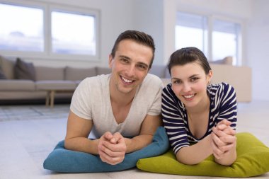 Evde yerde yatan bir çift.