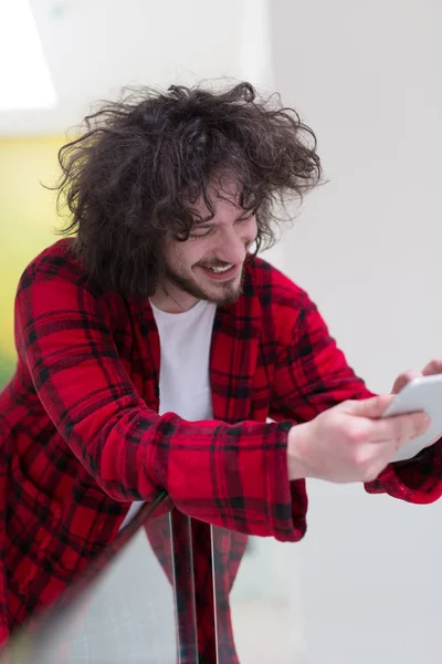 Joven freelancer usando tableta — Foto de Stock