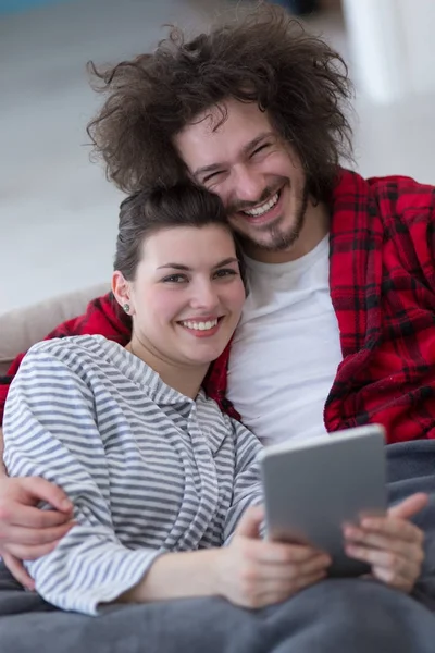 Cuplu de relaxare acasă cu computere comprimate — Fotografie, imagine de stoc