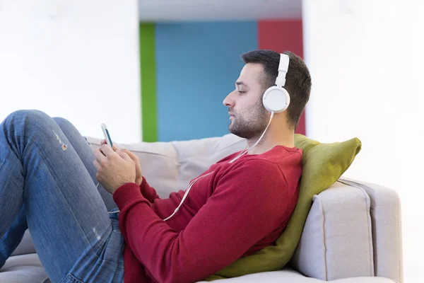 Mann genießt Musik über Kopfhörer — Stockfoto