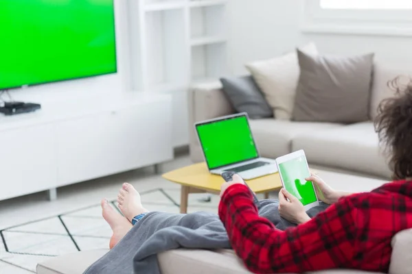 Couple relaxant à la maison avec tablettes — Photo