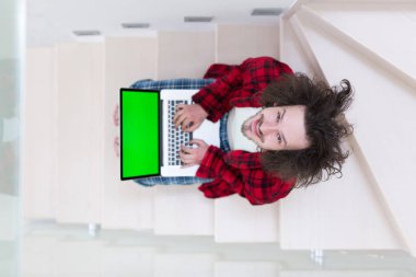 Freelancer bornoz çalışan ev içinde