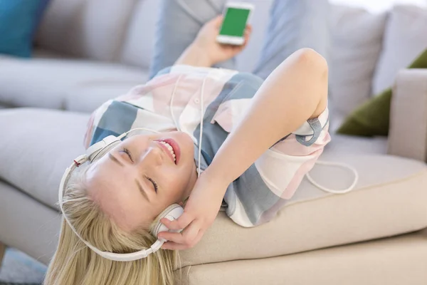 Дівчина насолоджується музикою через навушники — стокове фото