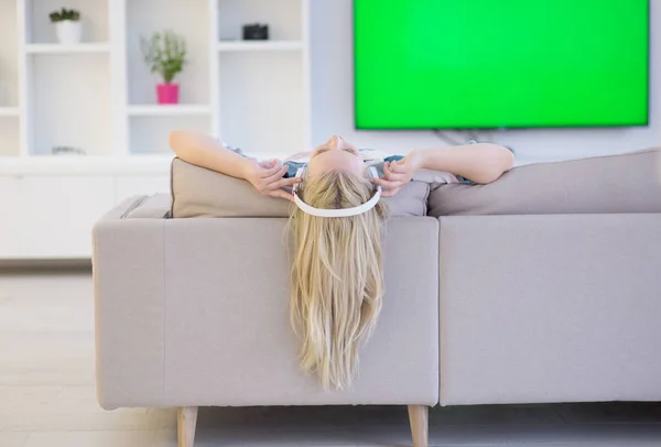 Menina apreciando música através de fones de ouvido — Fotografia de Stock